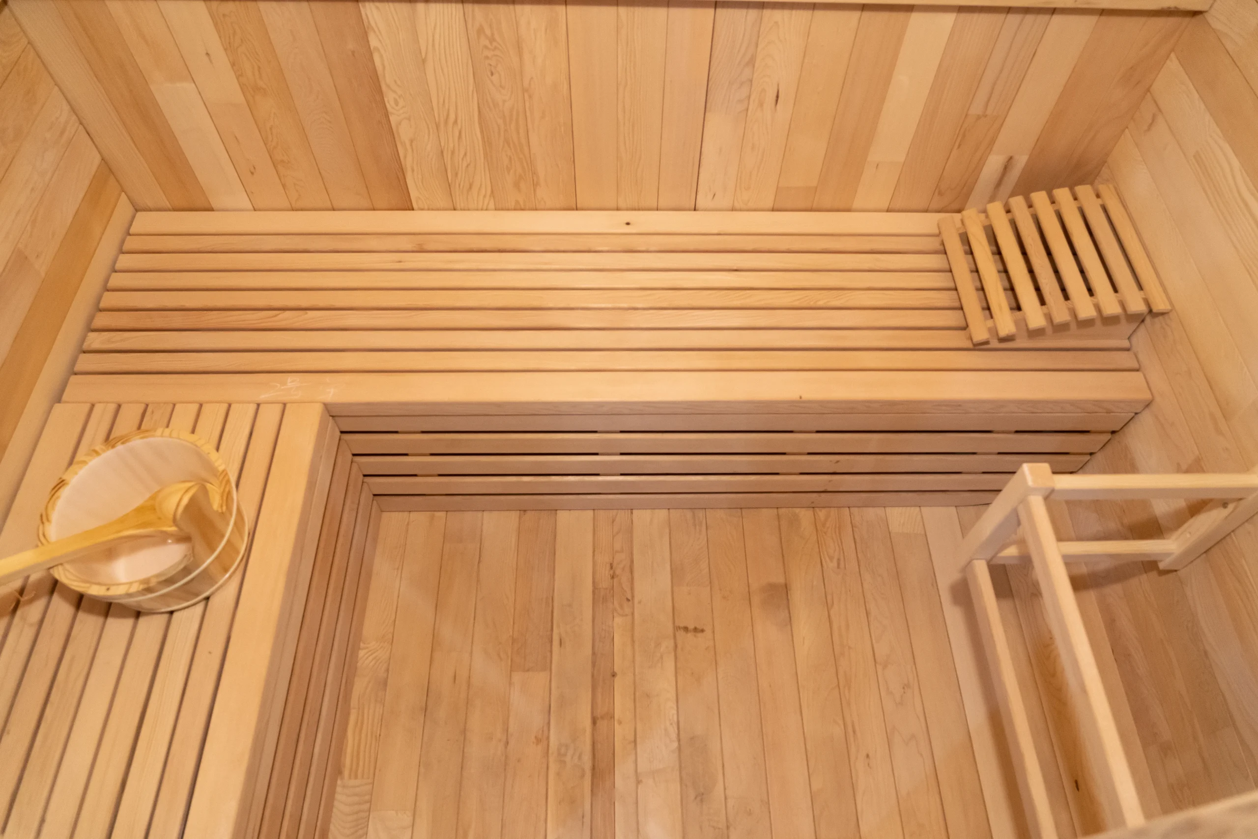 6-Person Redwood Outdoors Traditional Dry Steam Sauna Room With Porch 002