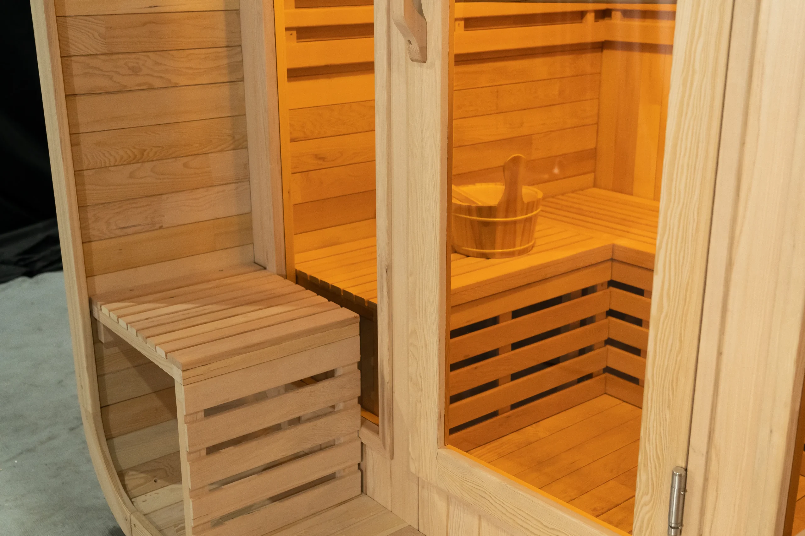 6-Person Redwood Outdoors Traditional Dry Steam Sauna Room With Porch 008